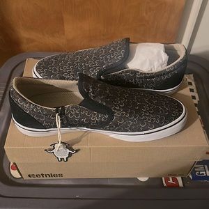 Marana slip x B4BC slip on Etnies with boobies pattern.